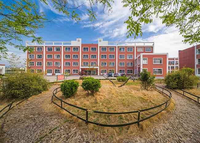 校園環(huán)境,四川五月花技師學(xué)院學(xué)習(xí)環(huán)境與生活條件好不好,寢室|食堂|實(shí)訓(xùn)